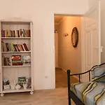 Schwarz & Weiss Apartment *